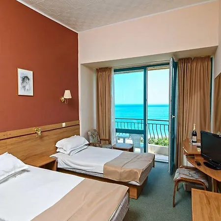 Ambassador - Free Parking Hotel