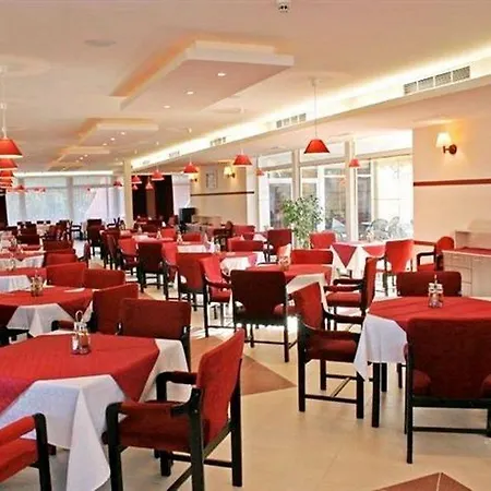 Ambassador - Free Parking Отель 3*