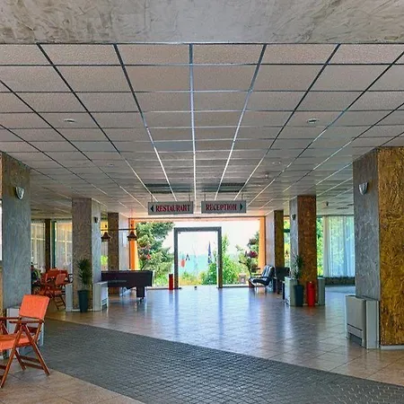 Ambassador - Free Parking Отель 3*